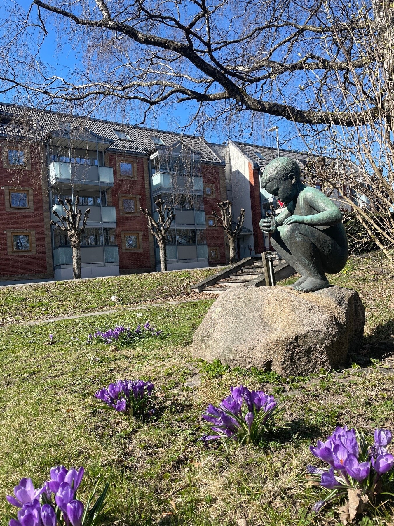 Rett over veien ligger en liten park, med benker, trær og vannskulptur. Parken er tilgjengelig med rullestol. Galleribilde