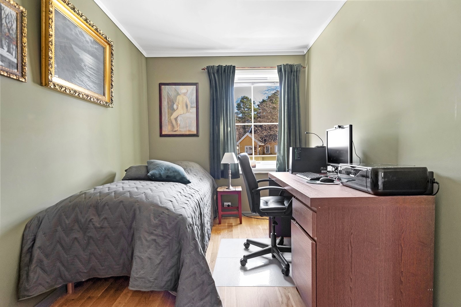 Lyst og funksjonelt rom med plass til både seng og skrivebord. Perfekt for studier eller hjemmekontor. Galleribilde