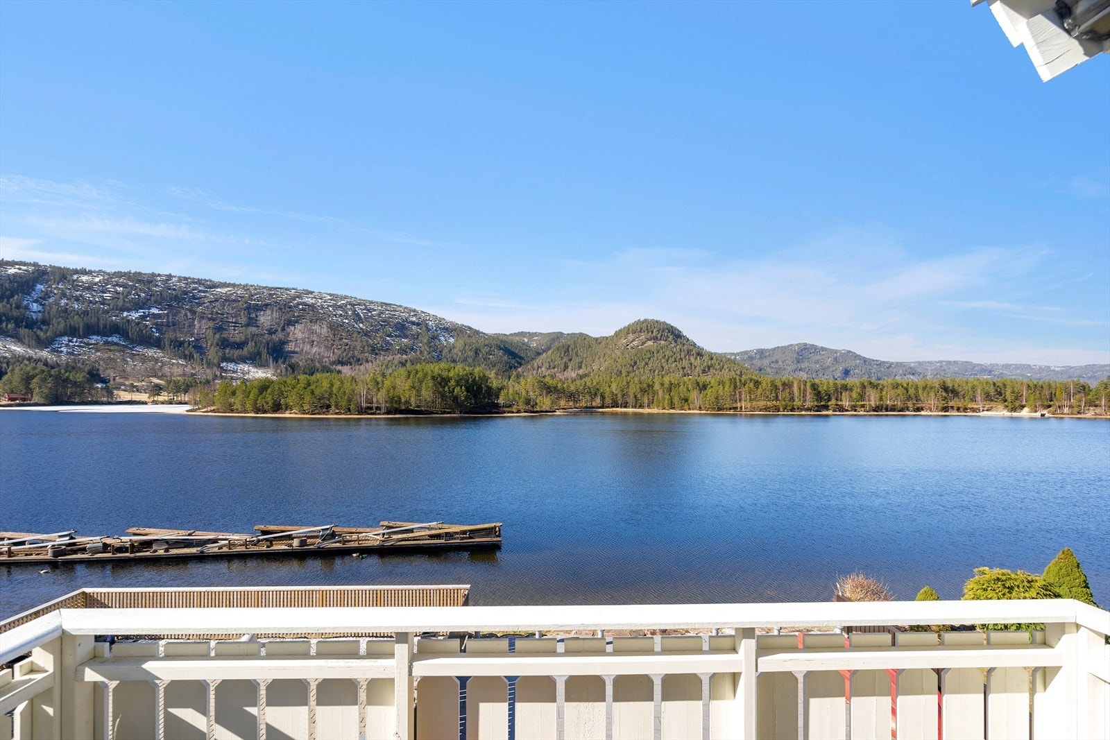 Spektakulær utsikt over innsjø og fjell. Perfekt beliggenhet for naturopplevelser og rekreasjon i rolige omgivelser. En idyllisk perle! Galleribilde