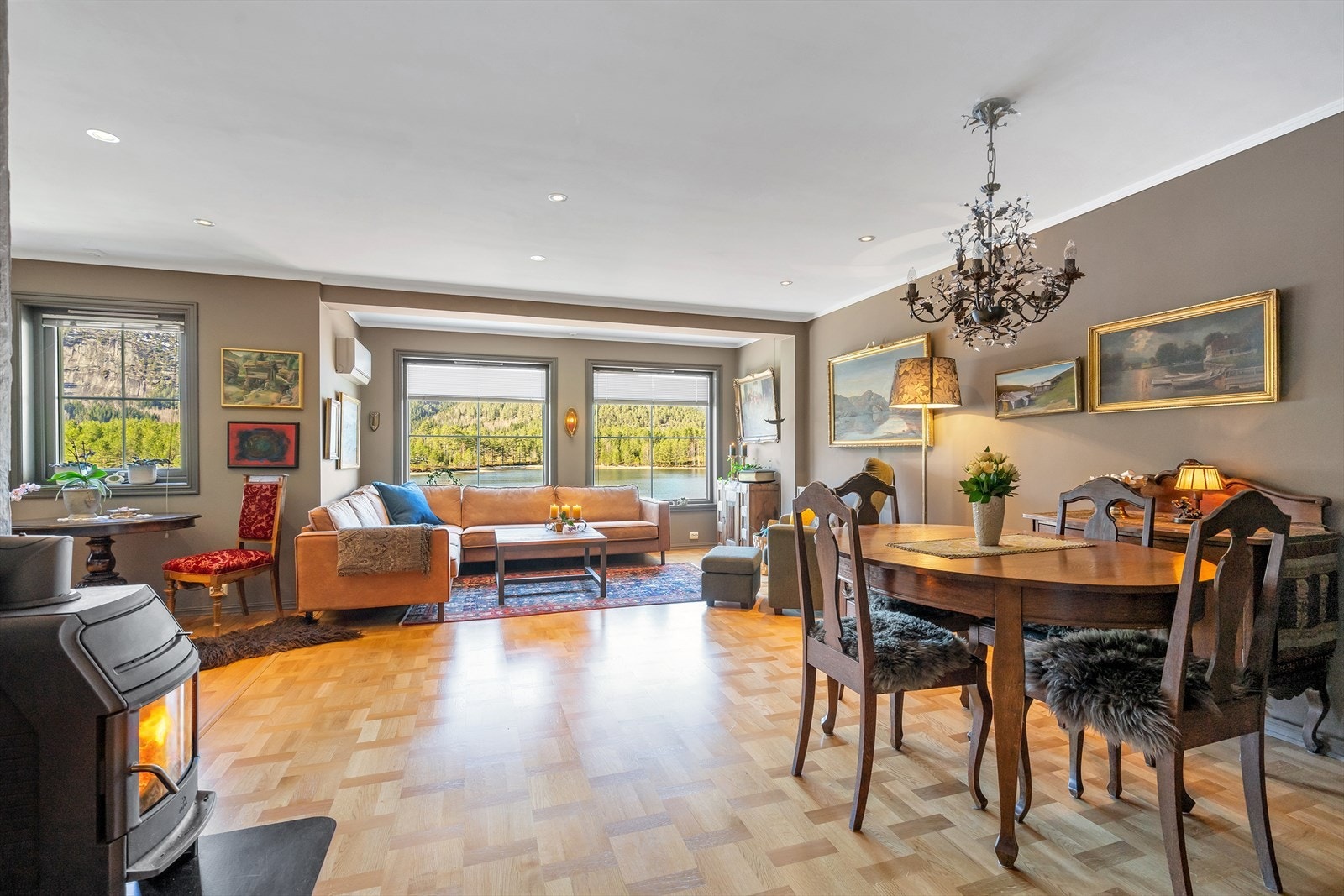 Lys og innbydende stue med store vinduer som gir vakker utsikt til naturen. Galleribilde