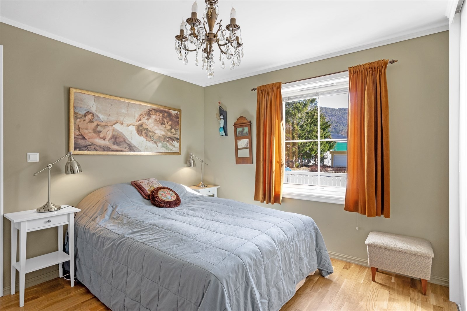 Lyst soverom med store vinduer som slipper inn rikelig med naturlig lys, og gir rommet en luftig atmosfære. Galleribilde