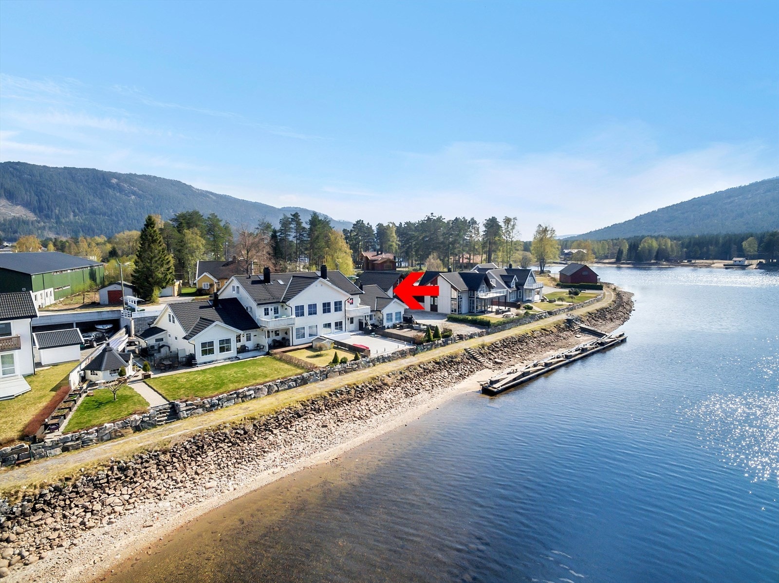 Nydelig beliggenhet ved elva, vakker utsikt og rolige omgivelser - perfekt for naturskjønn livsstil. Galleribilde