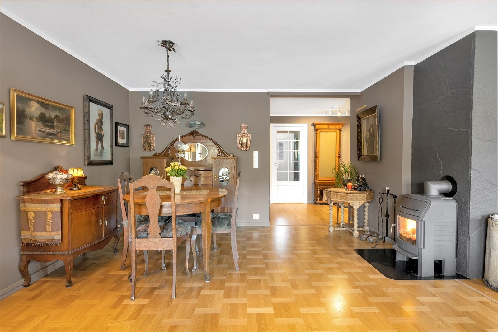 Lys og innbydende stue med elegant parkettgulv. Peis for varme og hygge. Galleribilde