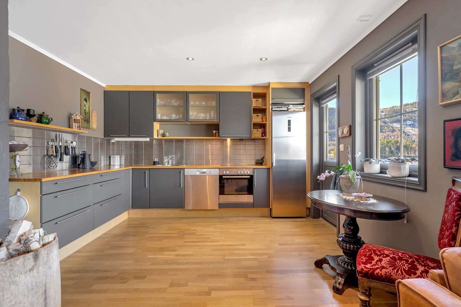 Lys og moderne kjøkkenløsning med stilrene flater. Galleribilde