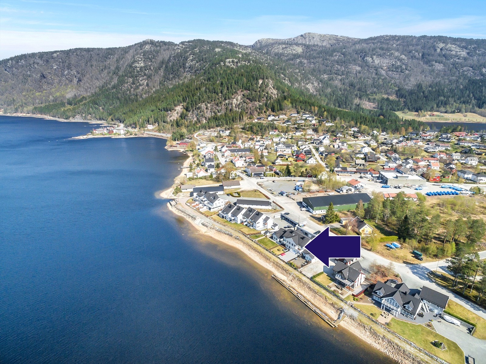 Megler ikke har mottatt dokumenter på båtplass eller eierskap. Eventuelle pålegg/søknader som følge av ulovlige tiltak på eiendommen er kjøpers risiko og ansvar. Galleribilde