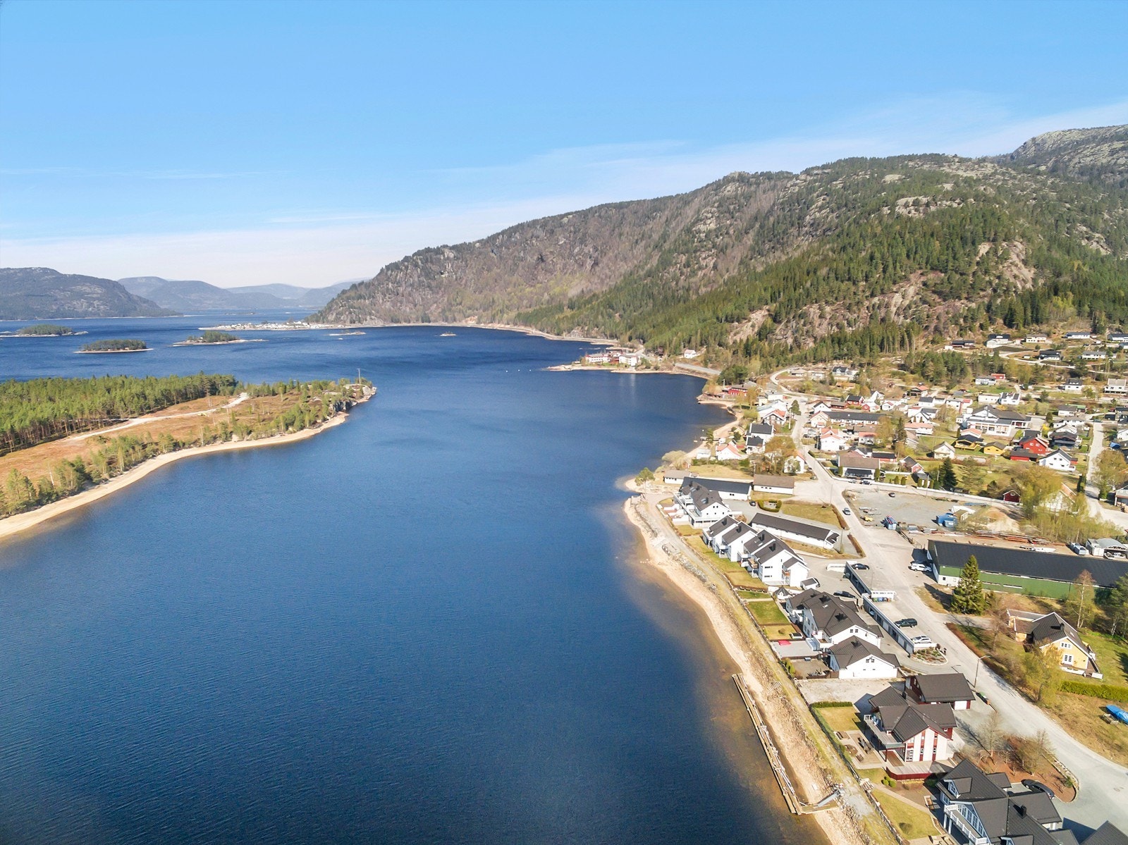 Megler ikke har mottatt noen dok. på båtplass og eierskap. Eventuelle pålegg/søknader som følge av ulovlige tiltak på eiendommen er kjøpers risiko og ansvar. Galleribilde