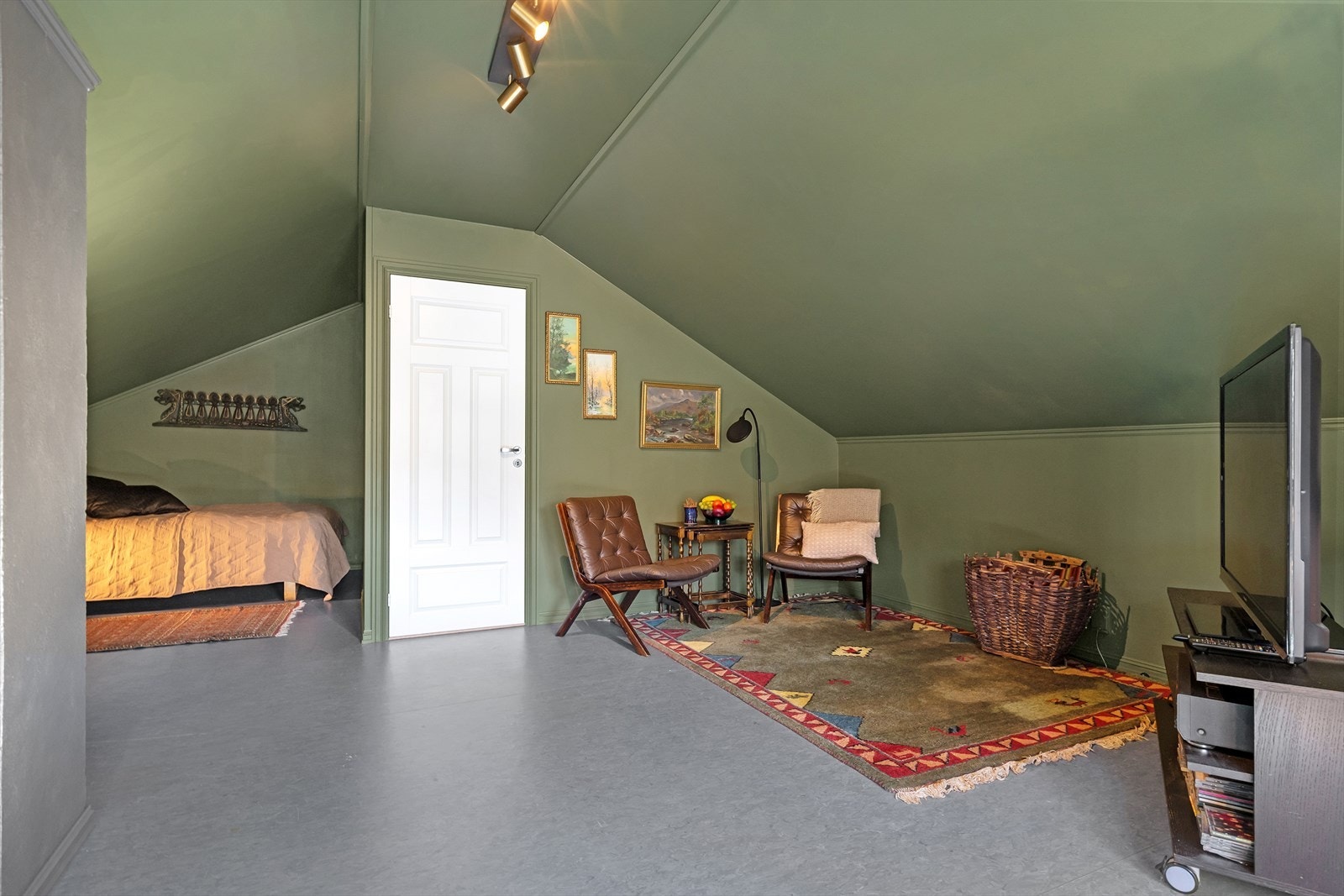 Loft blir benyttet som kombinert soverom, arbeidsrom og tv-stue Galleribilde