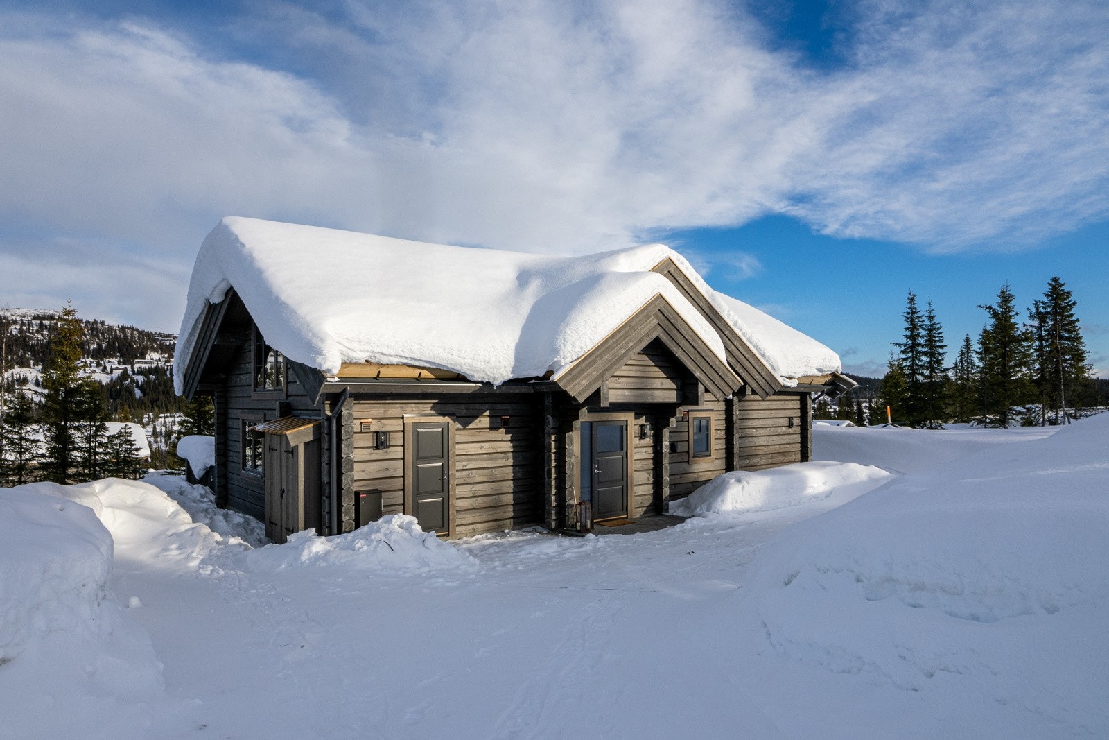 Her er alt tilrettelagt for et godt, enkelt og aktivt liv til fjells! Bilde av lik hytte på en annen tomt på Laftestølen. Avvik vil forekomme