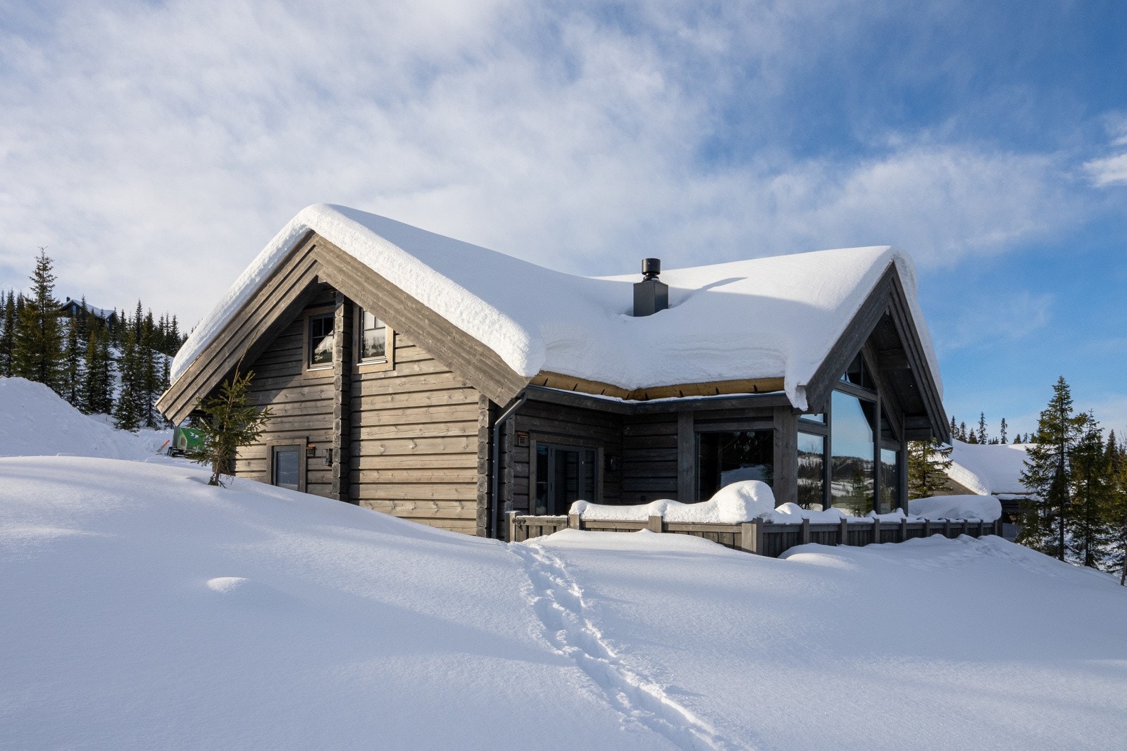 Eksklusiv laftehytte med sentral og attraktiv beliggenhet på Kvitfjell. Bilde av lik hytte på en annen tomt på Laftestølen. Avvik vil forekomme