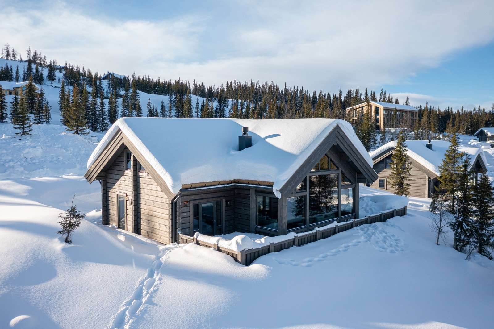 Eksklusiv laftehytte med sentral og attraktiv beliggenhet på Kvitfjell. Bilde av lik hytte på en annen tomt på Laftestølen. Avvik vil forekomme