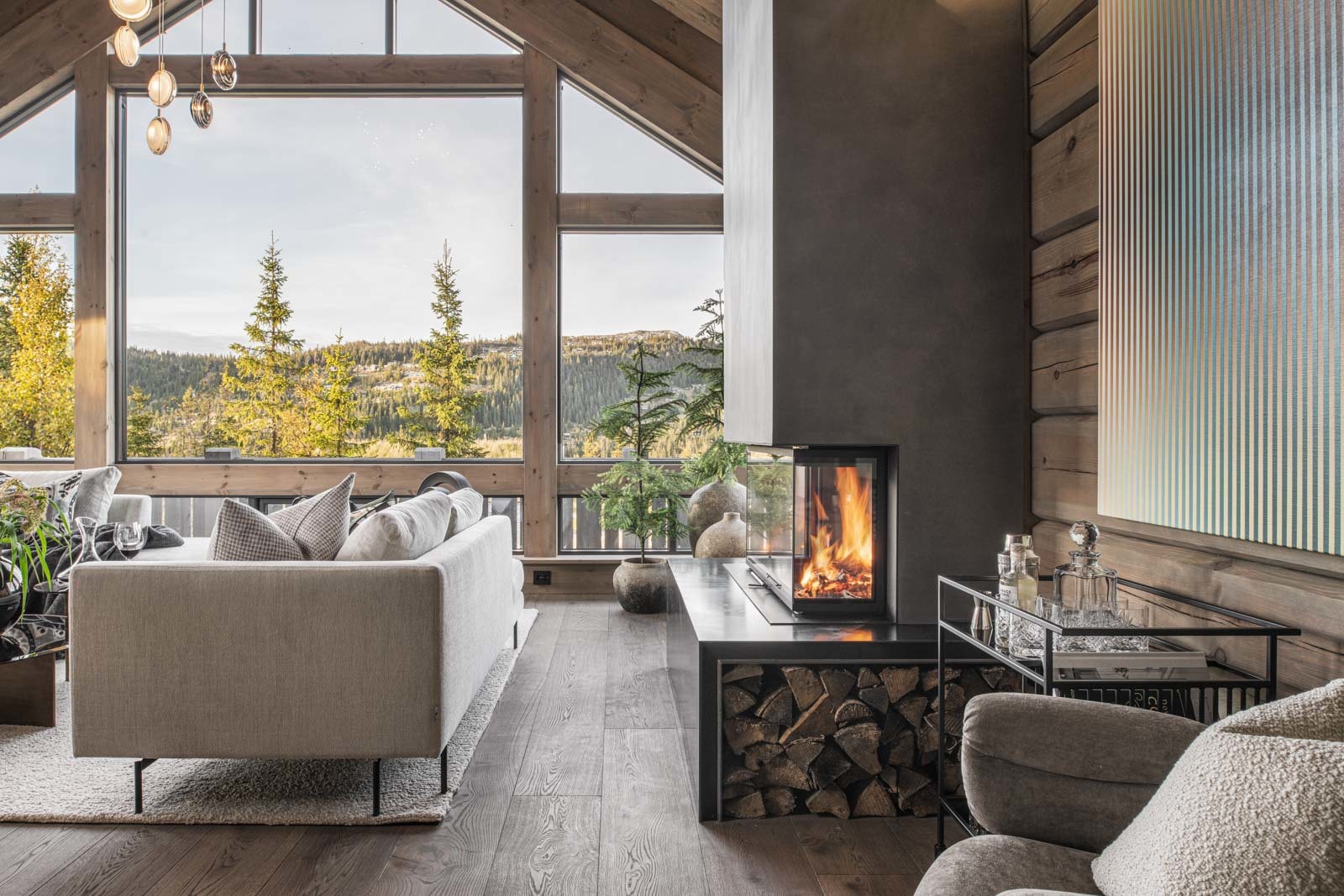 Flott Brunner peis i stue. Bilde av lik hytte på en annen tomt på Laftestølen. Avvik vil forekomme