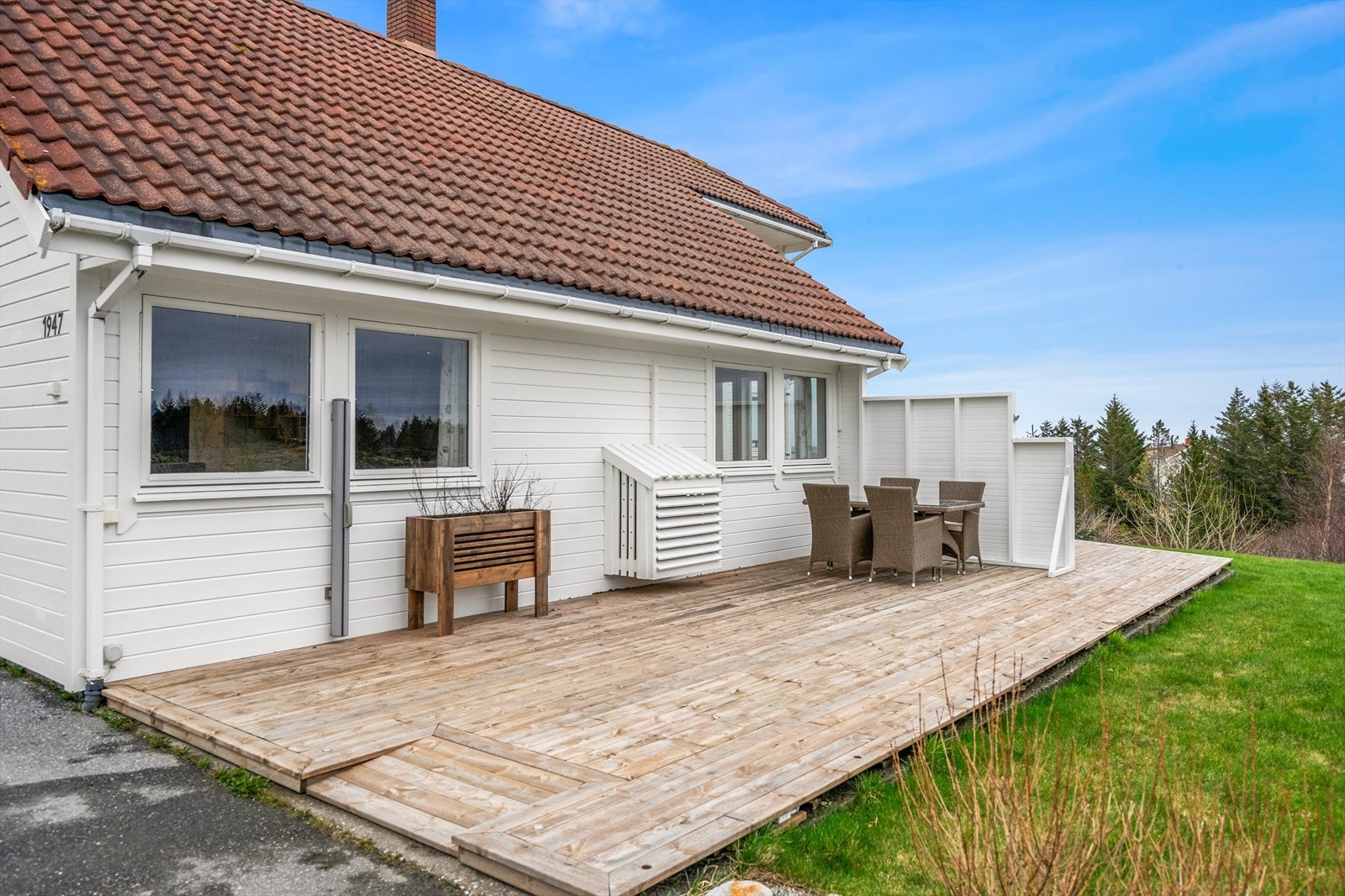 Boligen har en romslig, solrik terrasse Galleribilde