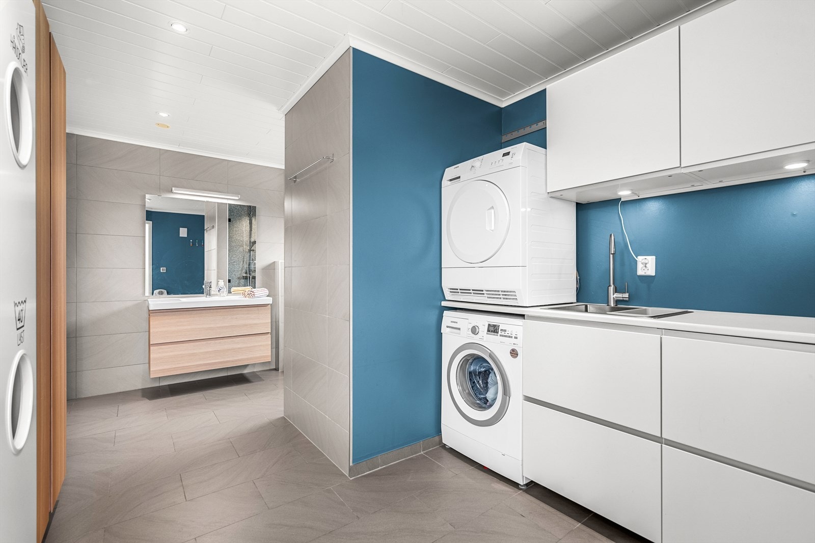 Deler av badet er innredet som vaskerom Galleribilde