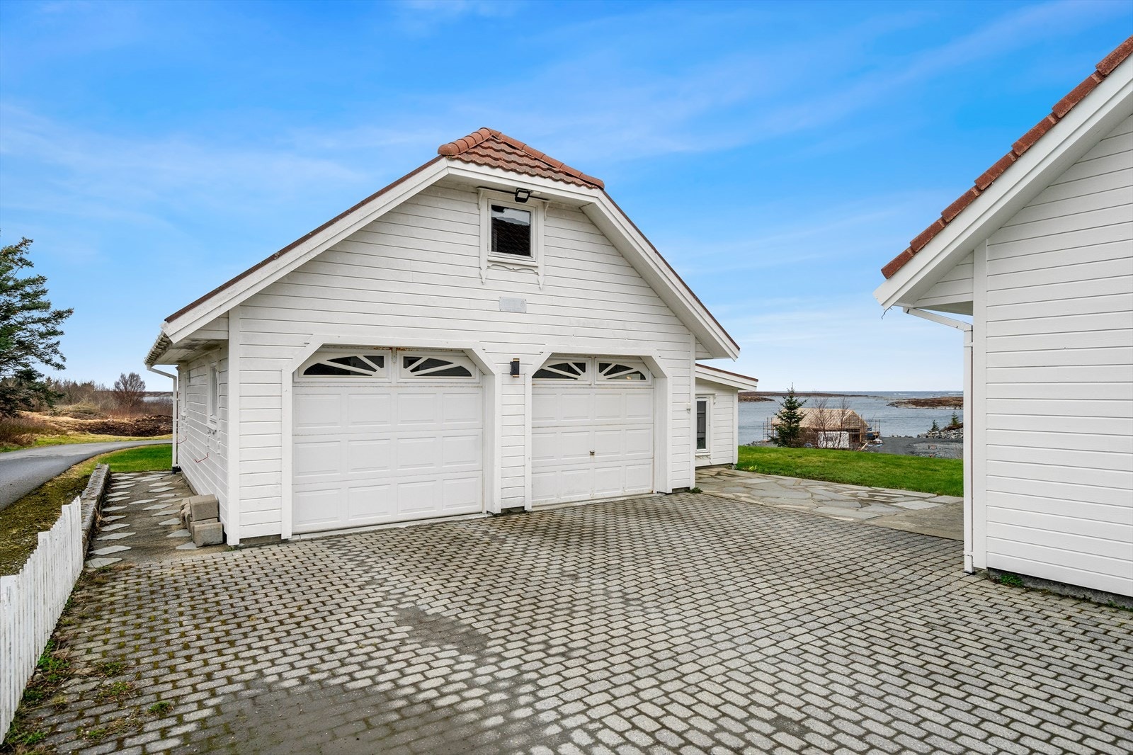 Dobbelgarasje med hems Galleribilde