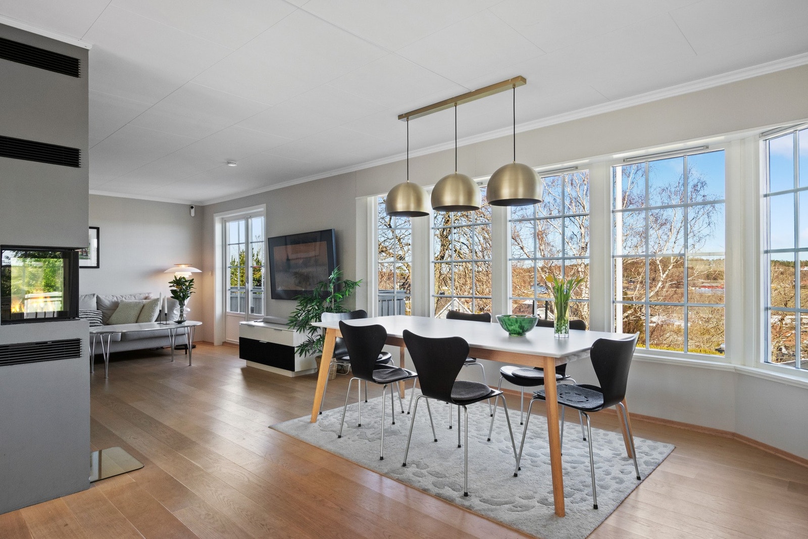 Fra stuesonen er det utgang til en nordøstvendt- og en sydvestvendt terrasse. Galleribilde