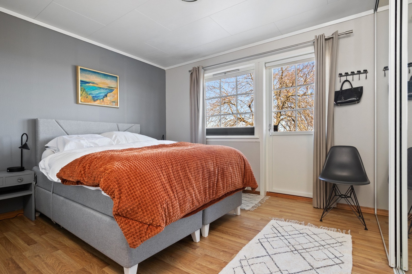 Det er hele fem gode soverom i boligens hoveddel - tre i andre etasje og to i første etasje. Galleribilde