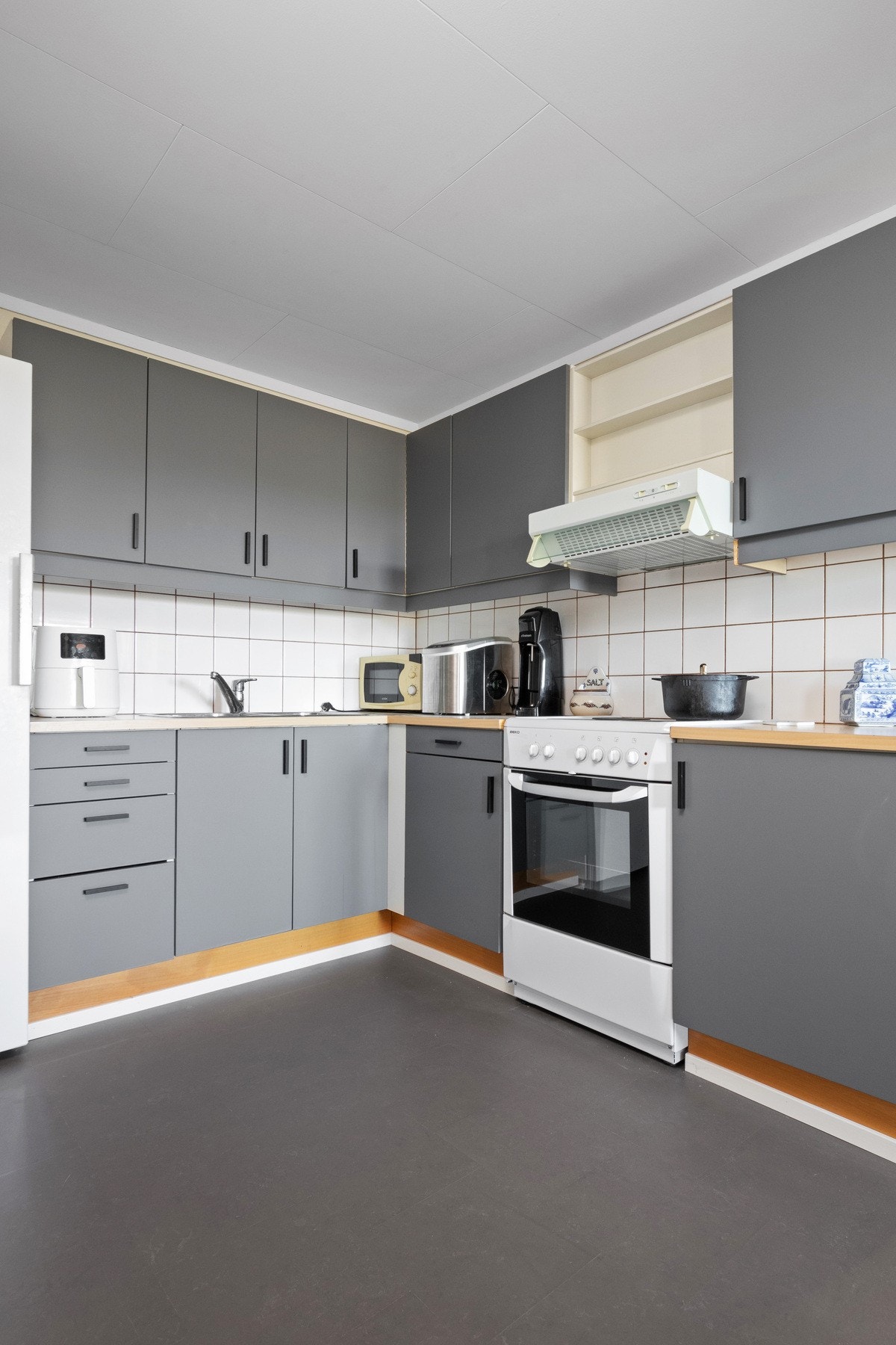 Kjøkkenet ble dels oppgradert i 2018, og har en stilren og meget funksjonell innredning med god skap- og benkeplass, ventilator og nisje for komfyr. Galleribilde