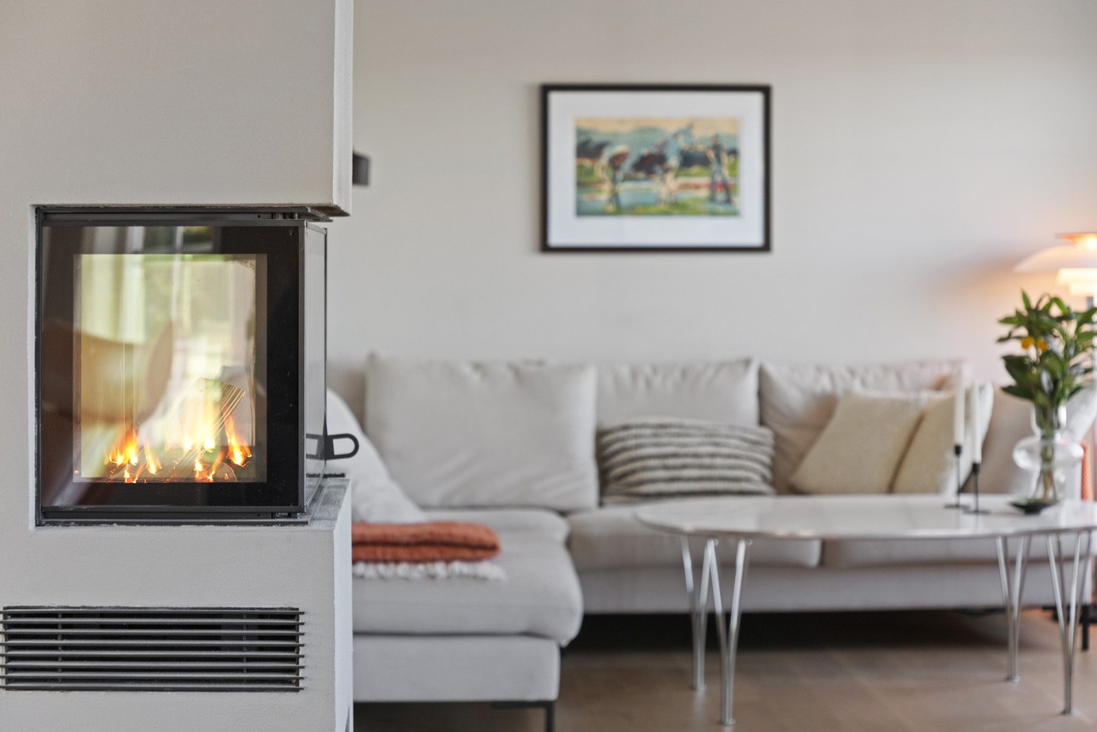 På kvelden settes den rette stemningen med fyr i en moderne peis med innsats fra 2018. Galleribilde