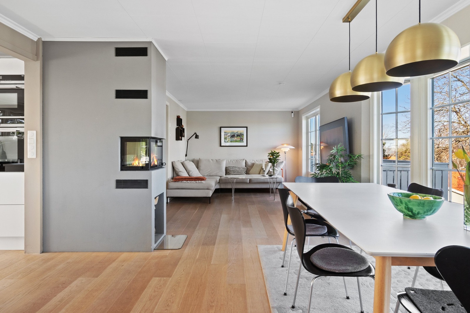 Veggene er malt i en dus, delikat beigetone som står godt til parkettgulvet. Galleribilde