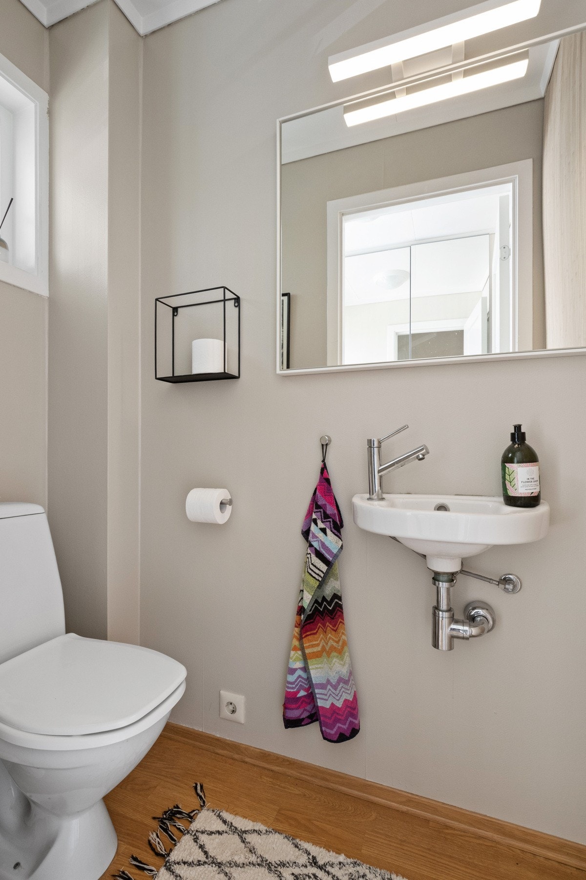 Entreen ligger i hendig tilknytning til et separat wc-rom. Galleribilde