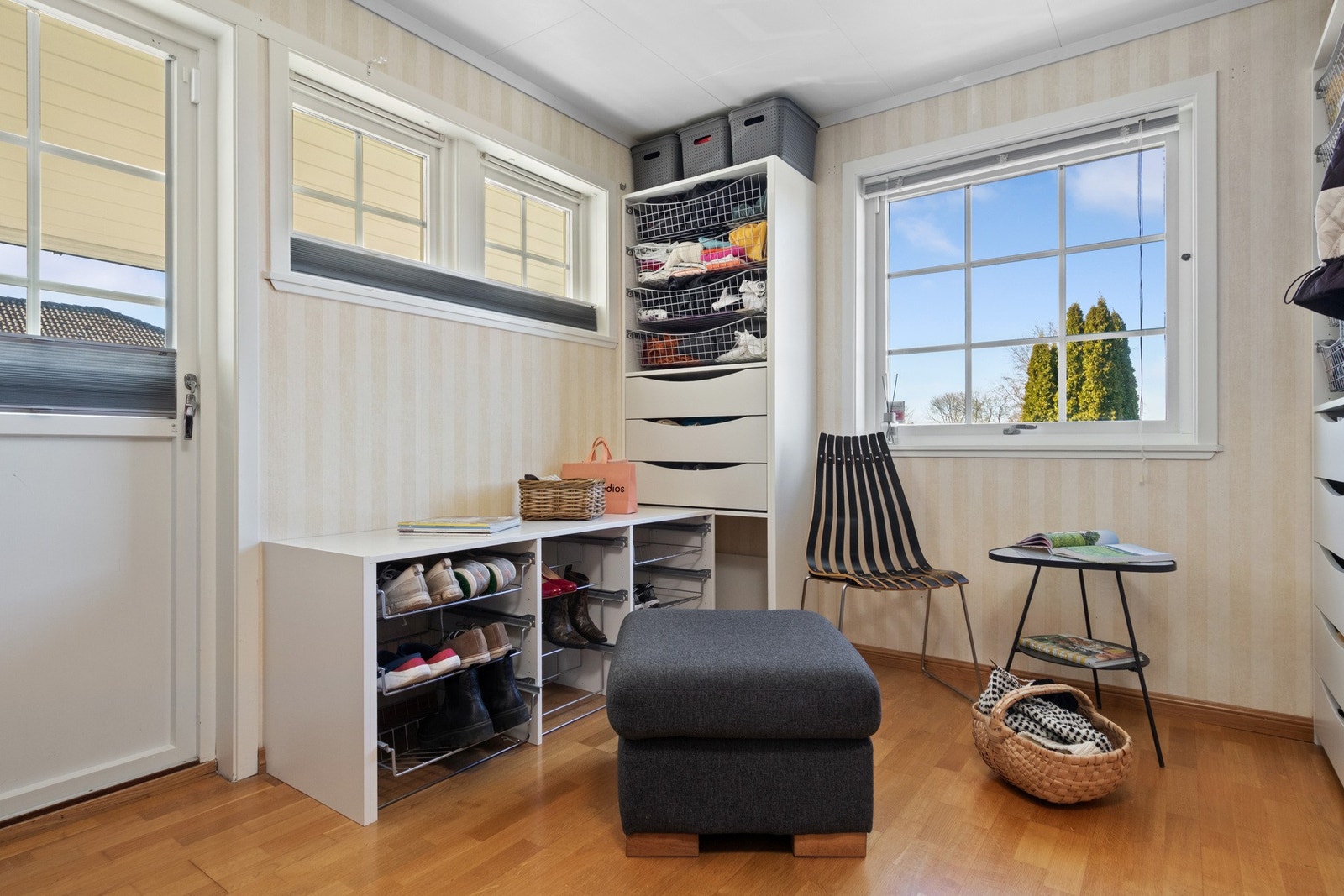 Soverommene i første etasje har begge utgang til en overbygd terrasse som strekker seg rundt den nordvendte delen av huset. Galleribilde