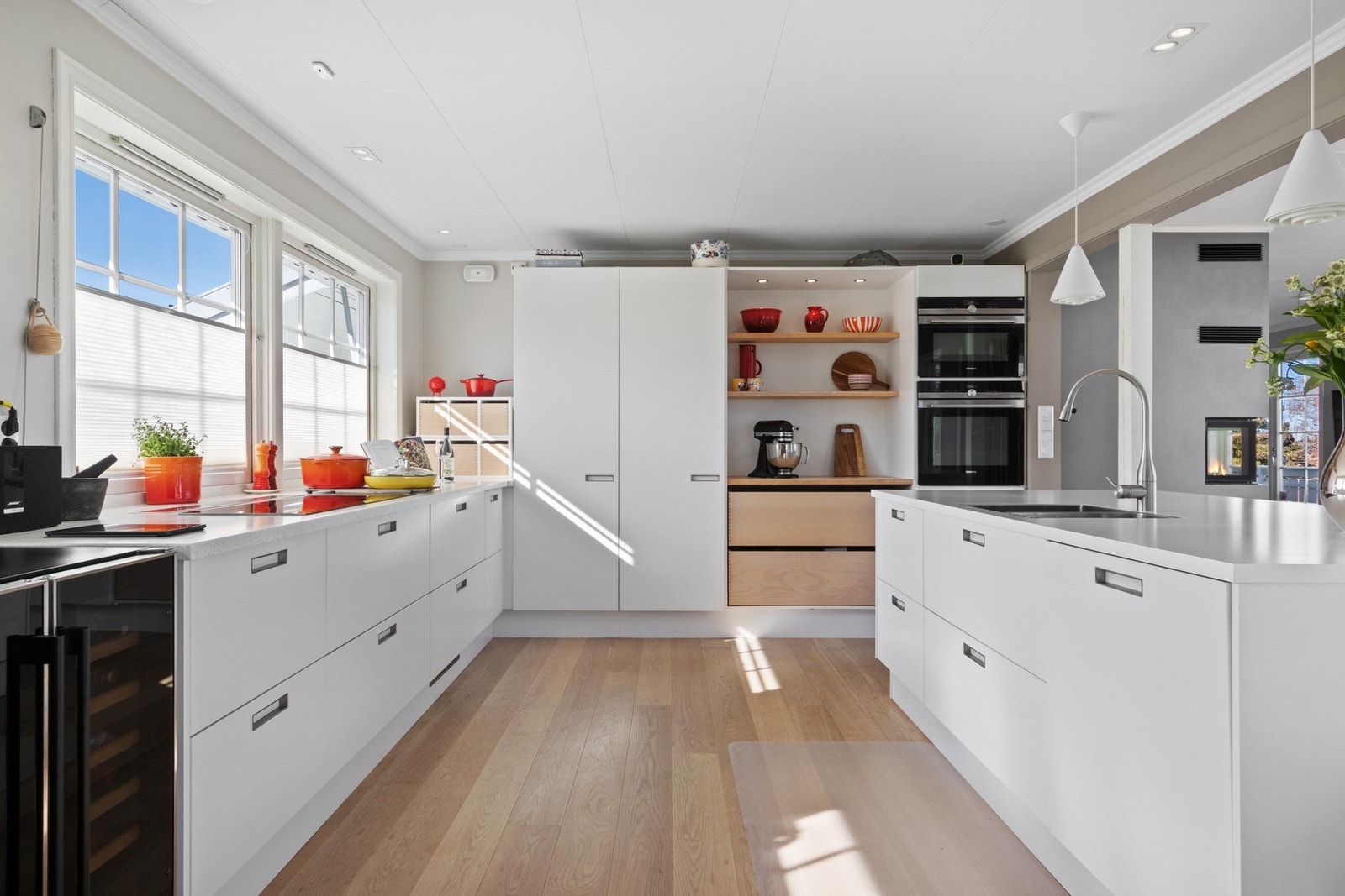 Videre er kjøkkenet utstyrt med integrerte hvitevarer som oppvaskmaskin, kjøleskap, stekeovn, kombiovn og en koketopp med innebygget ventilator. Galleribilde