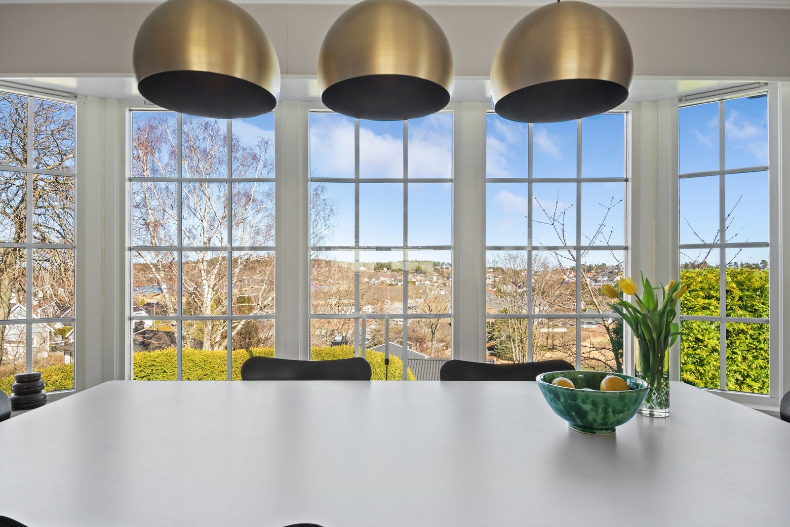 Store sprossevinduer i tre himmelretninger sørger for godt med dagslys. Galleribilde