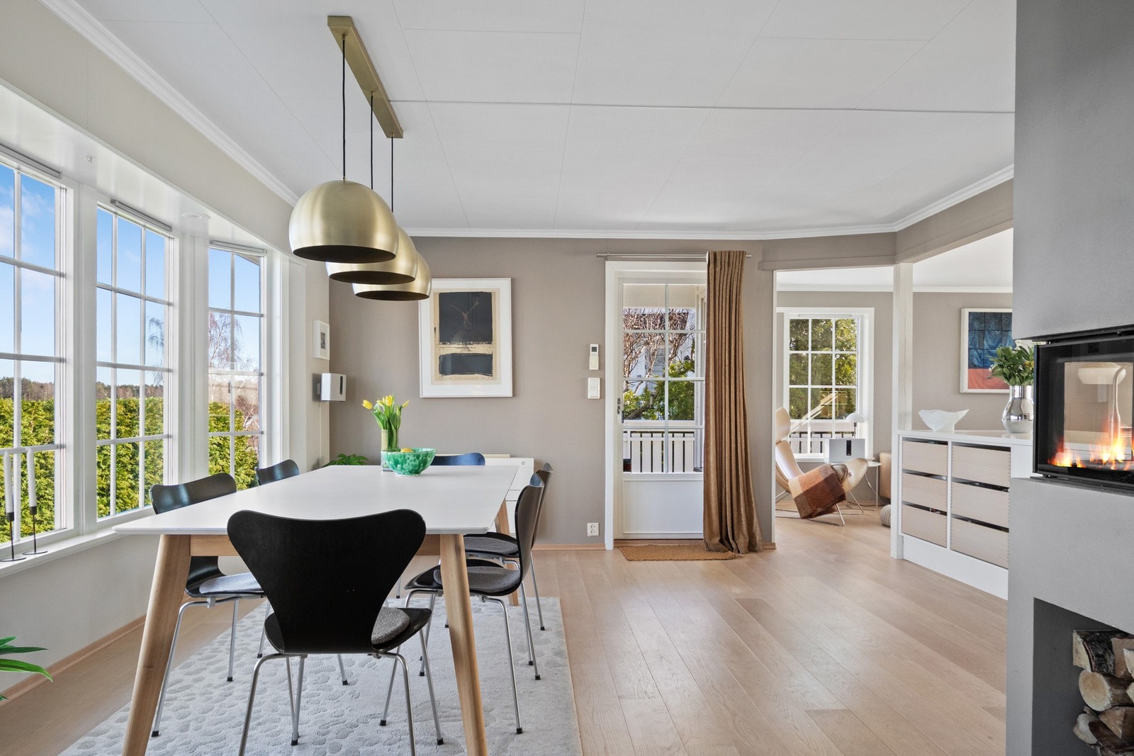 Stuen, spisestuen og kjøkkenet ligger i åpen løsning, og sammen danner de et luftig og innbydende allrom som dekker store deler av første etasje. Galleribilde