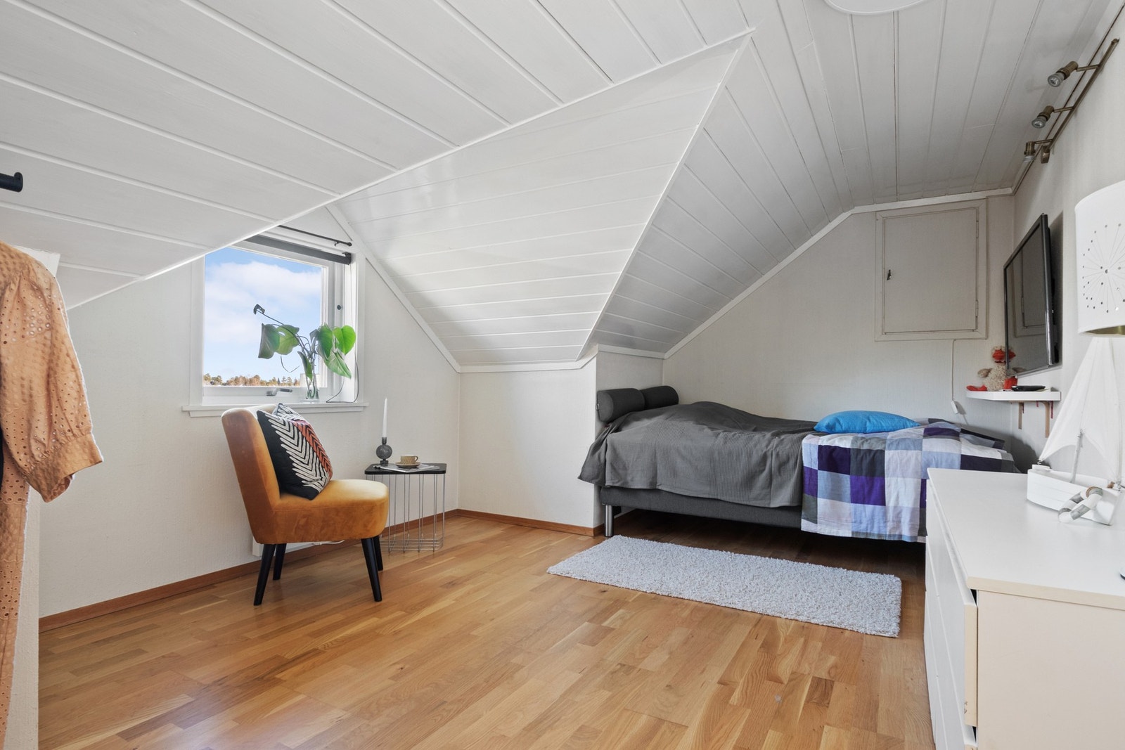 Soverommene er holdt i lyse, stilrene farger. Galleribilde