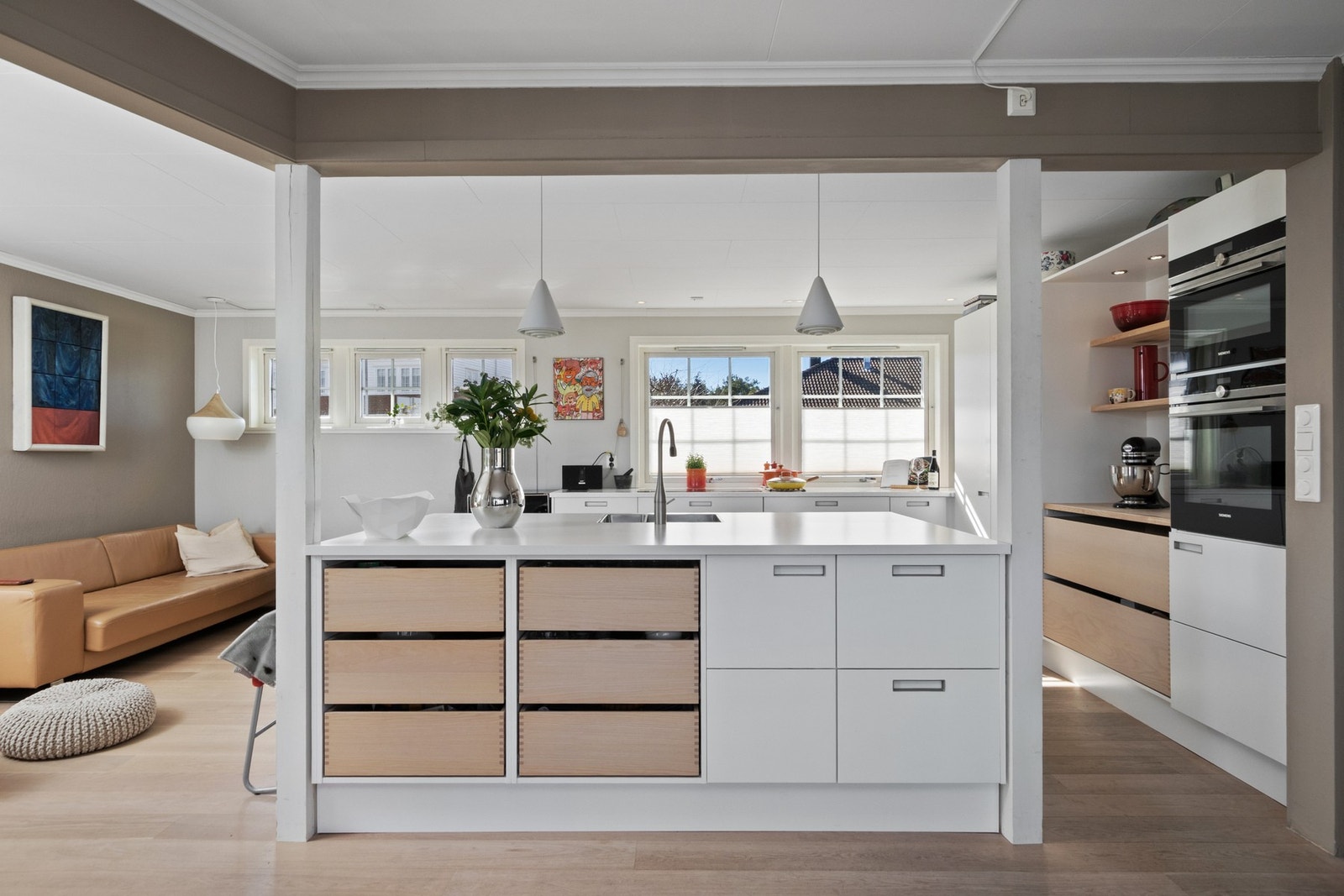 Kjøkkenet, som var nytt i 2018, har et stilfullt og tidsmessig design med gode benkeflater, stor kjøkkenøy og rikelig med oppbevaringsplass. Galleribilde