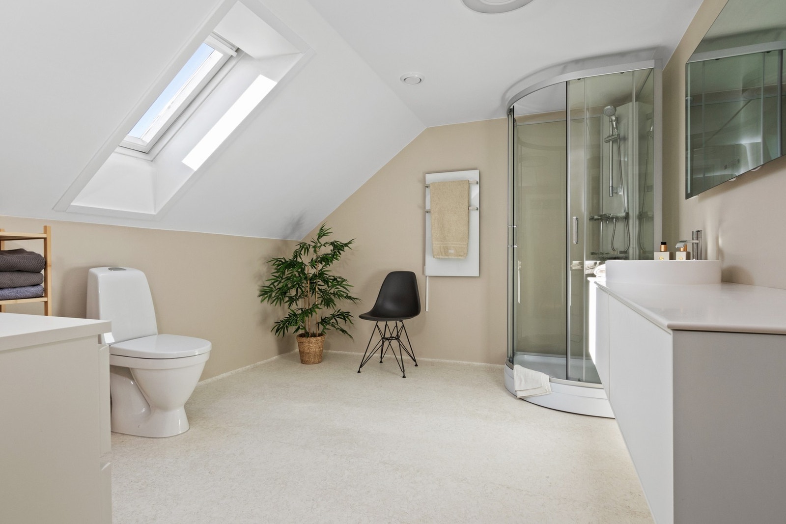 Ved soverommene i andre etasje er det et luftig og fint bad som ble pusset opp i 2023. Her er det lysmalte vegger, hvitmalt skråhimling og lyst belegg på gulv med gulvvarme. Galleribilde