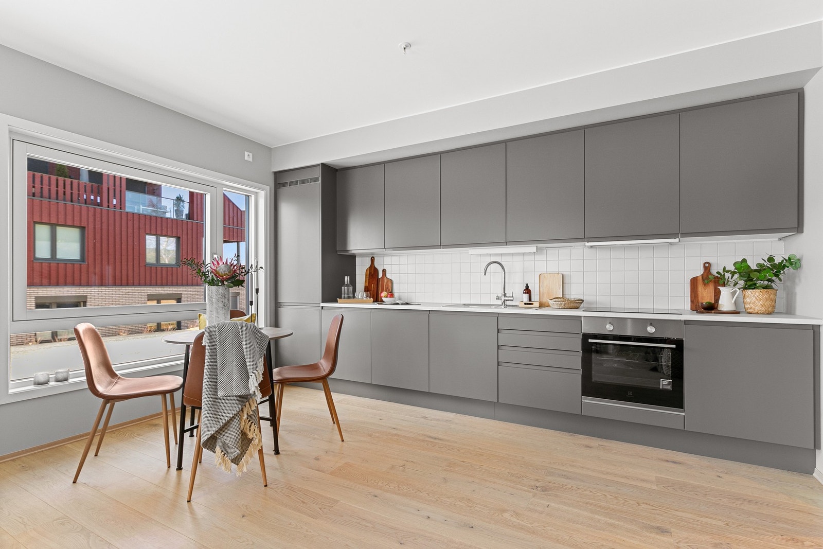 Lekker kjøkkeninnredning med integrerte hvitevarer og gode arbeidsflater Galleribilde