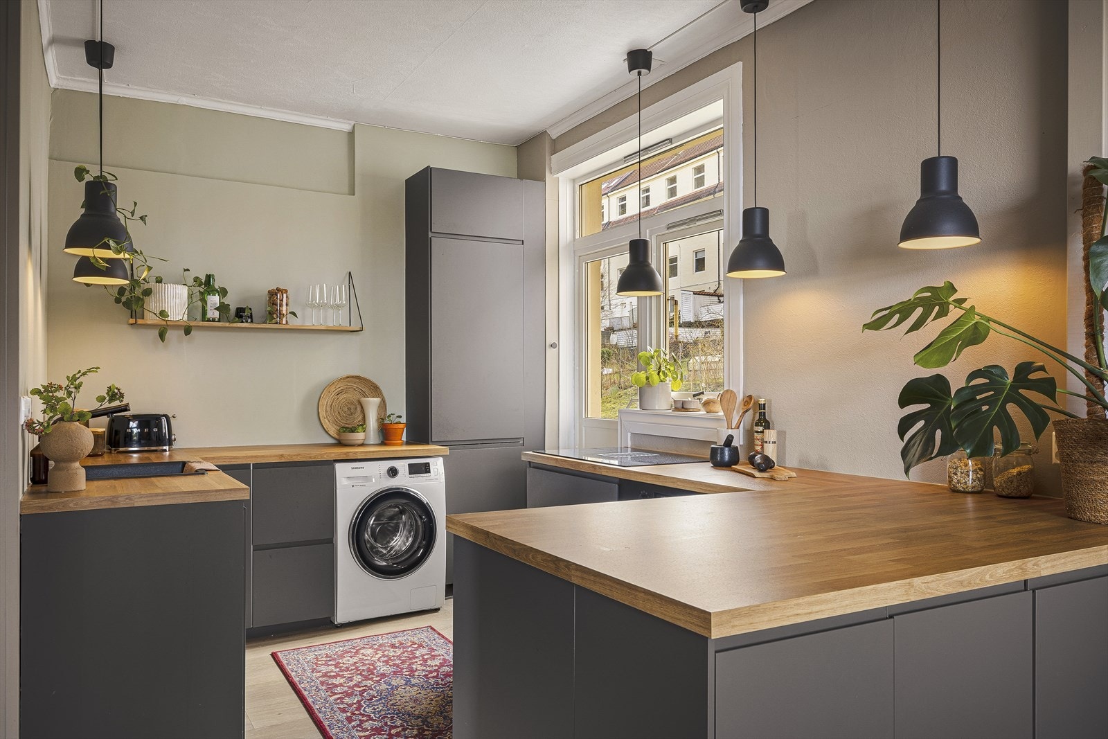 Kjøkken og bad er begge pusset opp i nyere tid, og i kombinasjon med de moderne fargevalgene skaper dette et tidsriktig uttrykk. Galleribilde