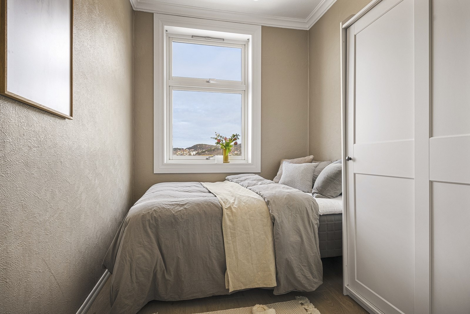 Det minste soverommet er ikke omsøkt til rom for varig opphold, men er innredet slik av dagens eier. Galleribilde