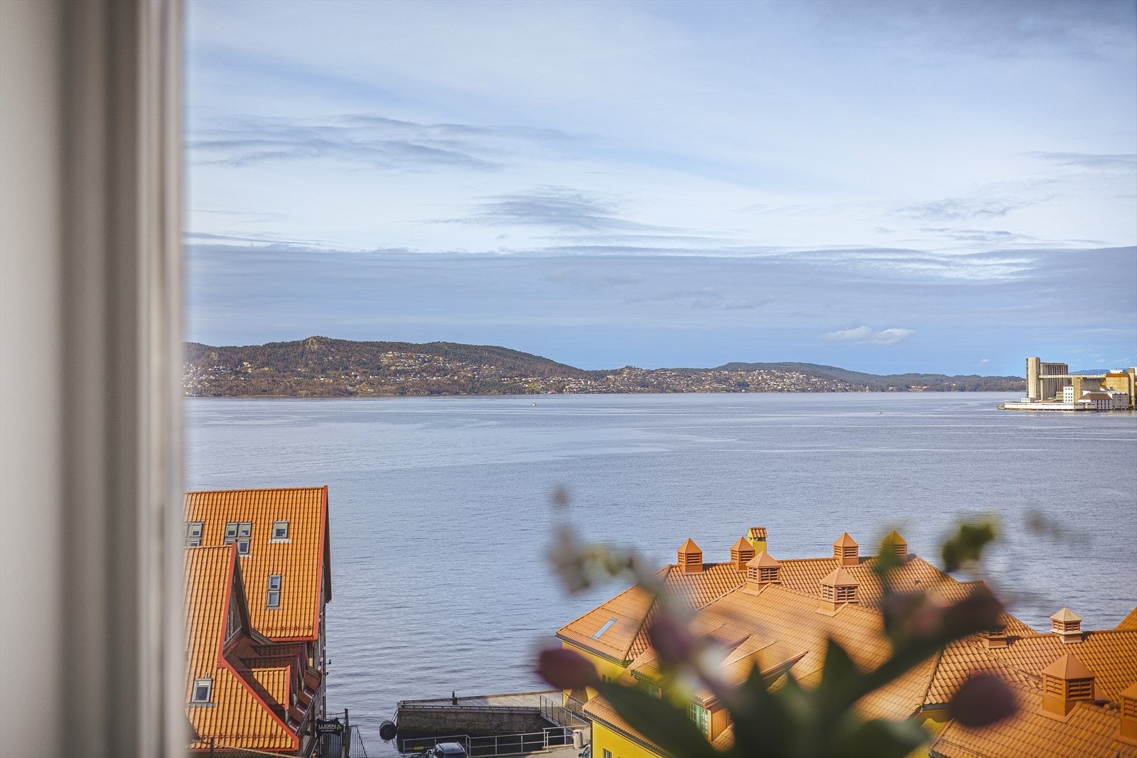 En meget innbydende leilighet med fine kvaliteter og sentral beliggenhet. Galleribilde