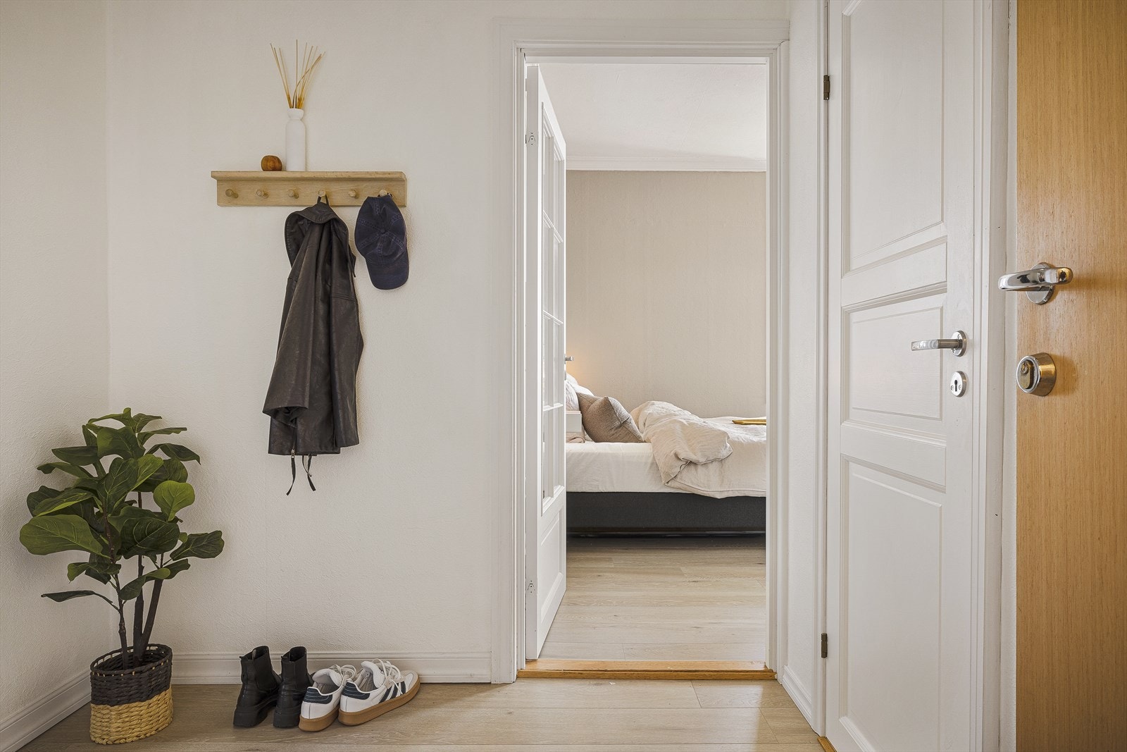 Boligens entré er romslig, og har godt med plass til både sko og oppheng av yttertøy. Galleribilde
