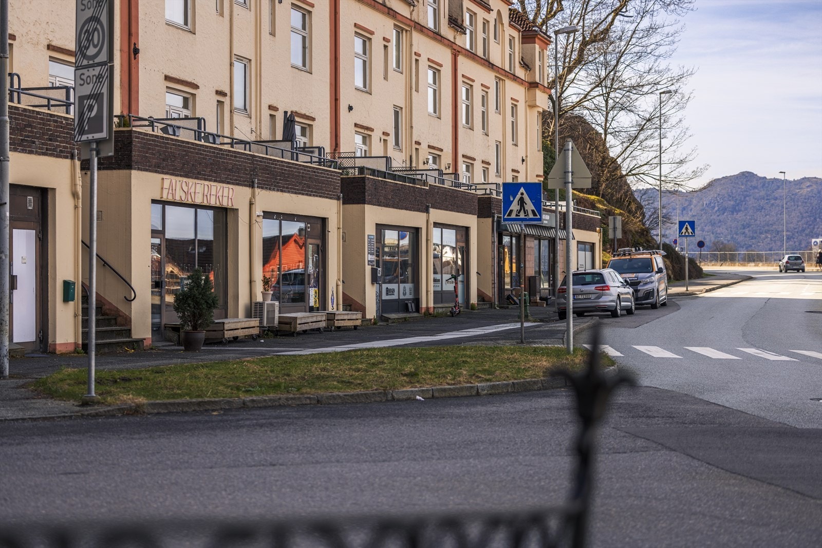 Laget består av 26 leiligheter, med diverse næringslokaler i underetasjen. Galleribilde