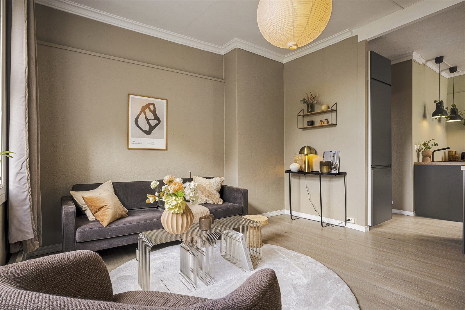 Takhøyden i stuen er på hele 2,80 m, noe som skaper en luftig og god atmosfære. Galleribilde