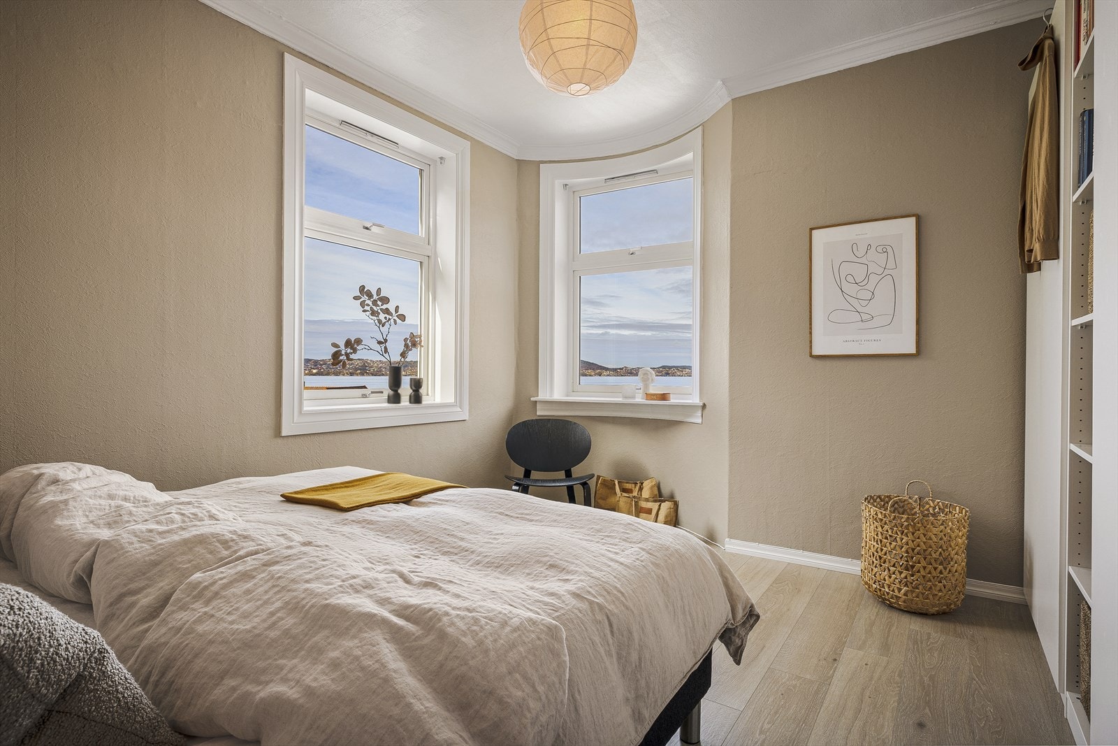 Hovedsoverommet er av det romslige slaget, med god plass til både dobbeltseng, nattbord, garderobeskap og øvrig soveromsmøblement. Galleribilde