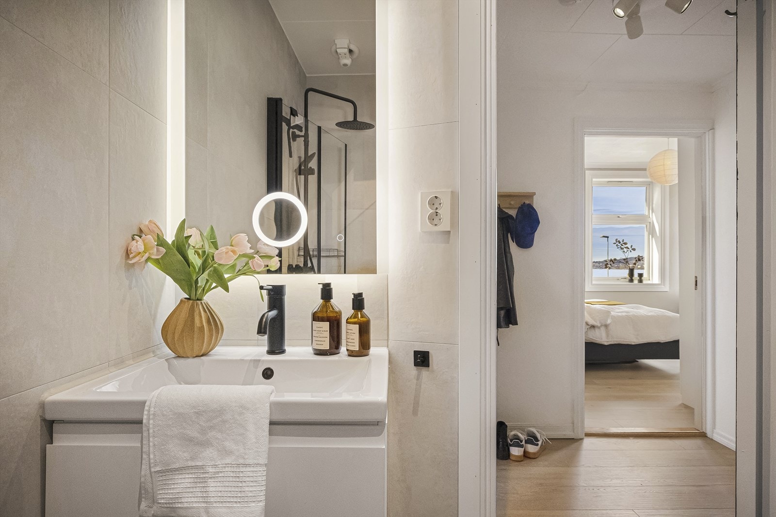 Innredningen består av benkeskap med servant, dusjdører og vegghengt toalett. Galleribilde