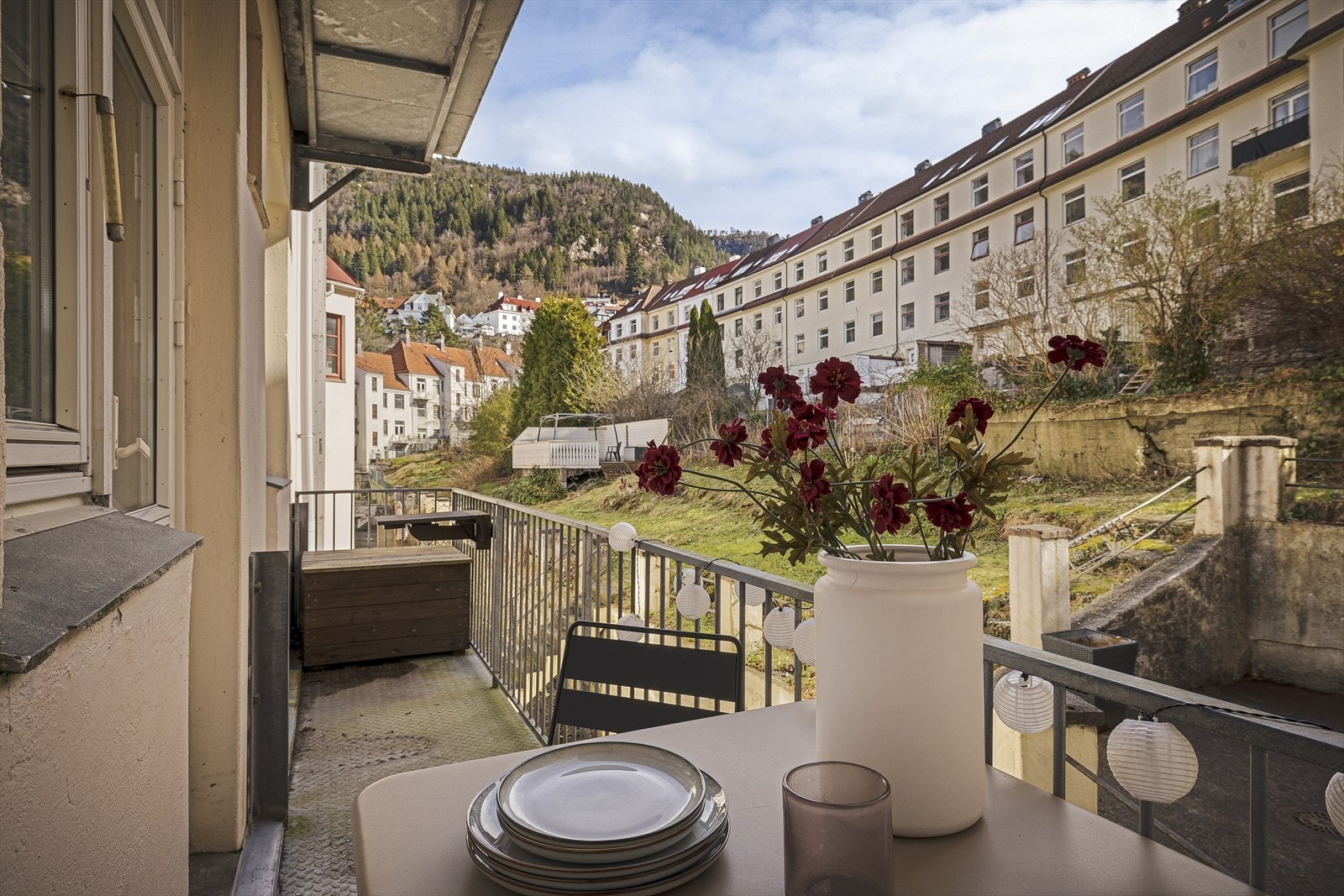 Her har man morgen- og formiddagssol, noe som gjør dette til et fint sted å nyte morgenkaffeen på fine vår- og sommerdager. Galleribilde