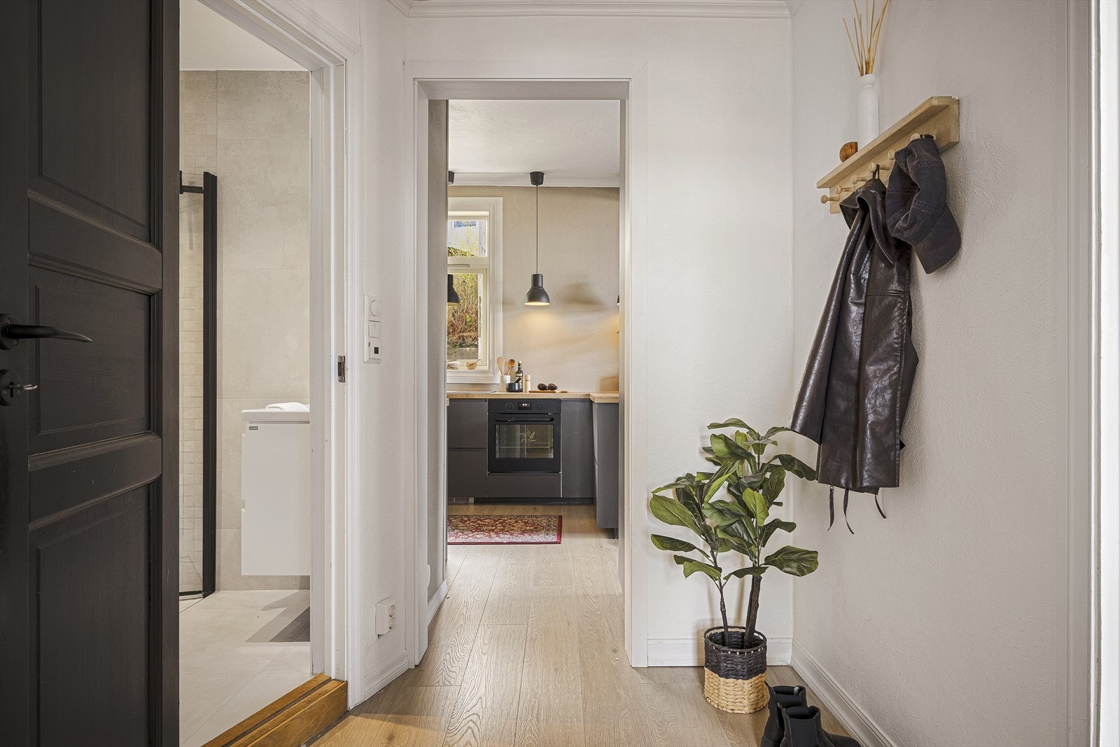 Fra gangen er det tilkomst til leilighetens bad. Galleribilde