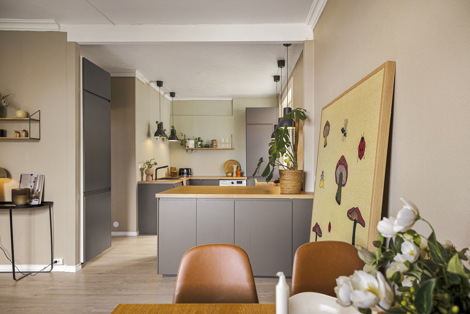 Kjøkkenet er fra 2022, og innredningen består av sorte slette fronter og benkeplate i laminat. Galleribilde