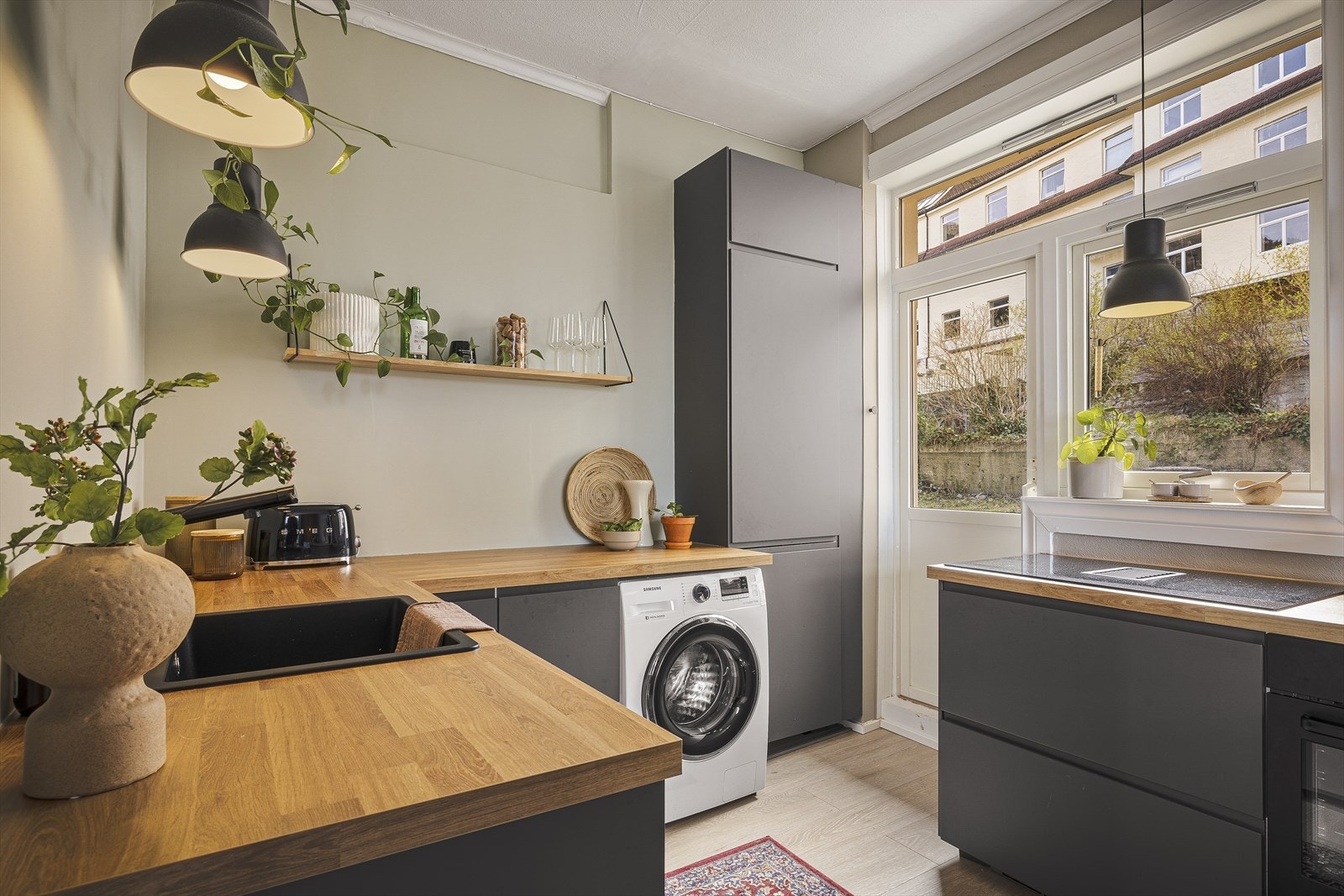 Fra kjøkkenet er det tilkomst til en felles balkong ut mot bakgården. Galleribilde