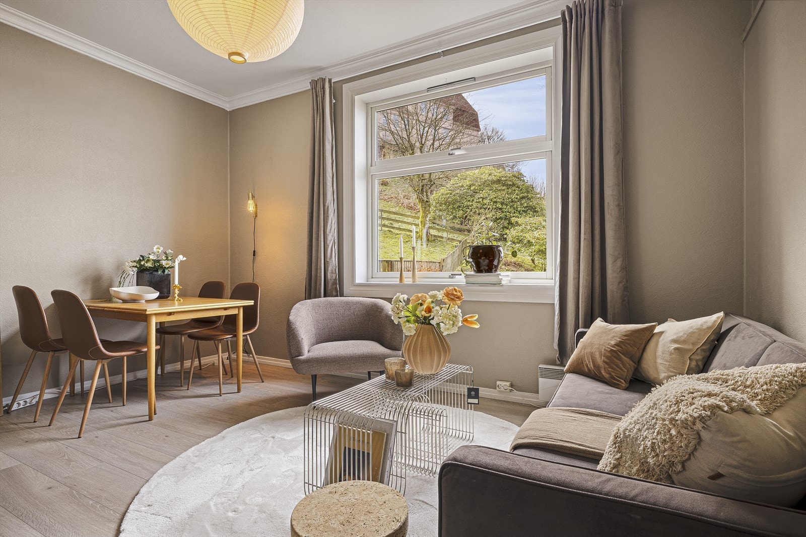 Leilighetens stue er romslig, og ligger i en åpen løsning til kjøkkenet. Galleribilde