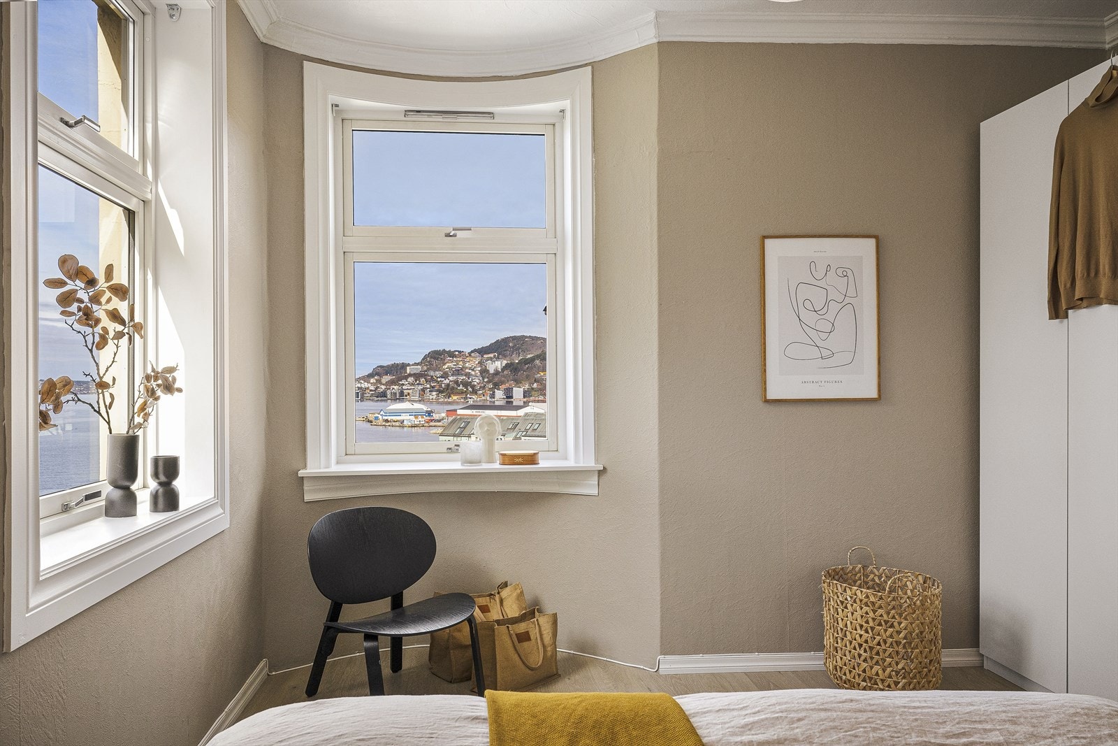 Ved det ene vinduet er det også laget til en liten arbeidsplass - perfekt for både studenter og de som tidvis har hjemmekontor. Galleribilde