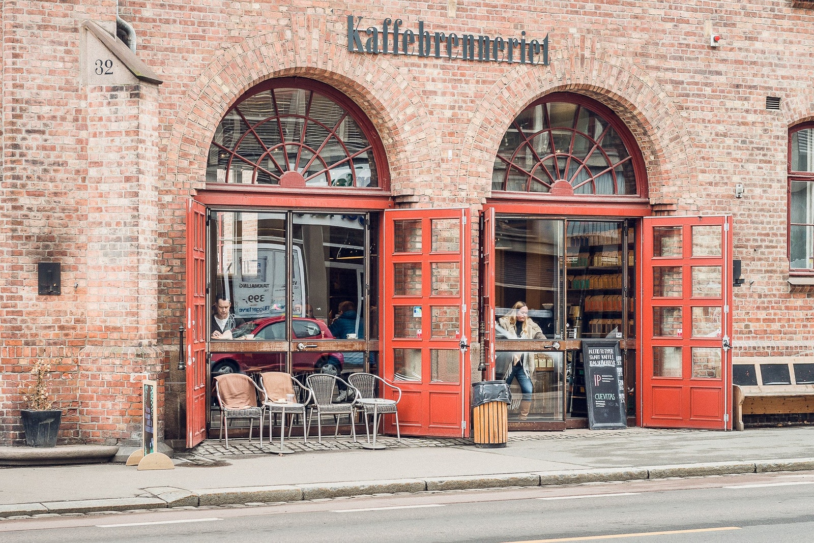 Kaffebarer på rad og rekke nedover mot sentrum. Galleribilde