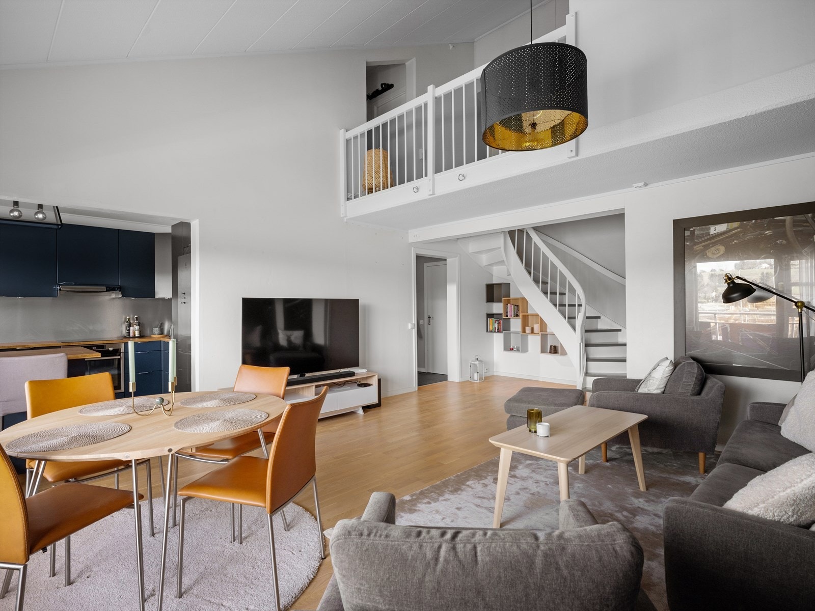 Lys og moderne stue, god takhøyde med åpen løsning til hems. Galleribilde