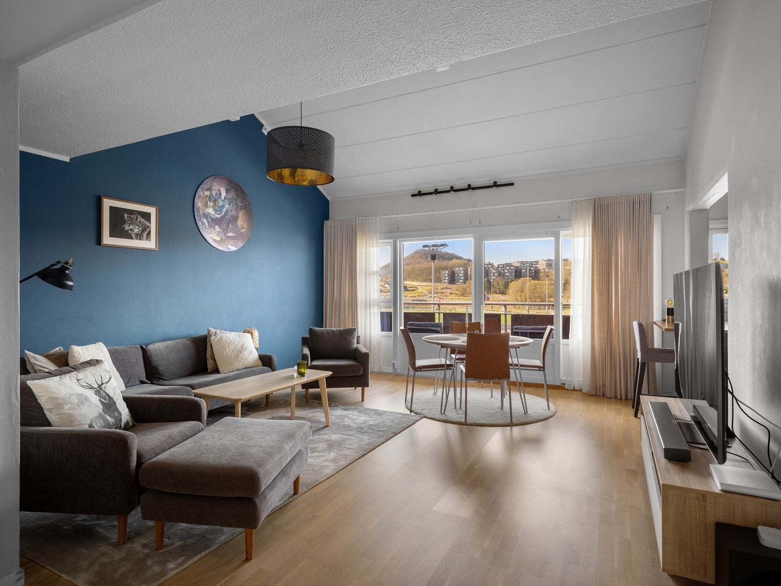 Stue med god takhøyde som gir en rommelig følelse Galleribilde