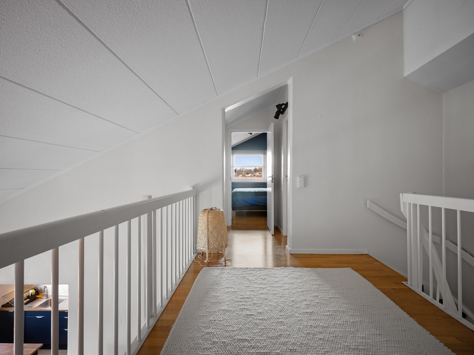 Dør til høyre inn til toalettrom, kott på venstre side. Galleribilde